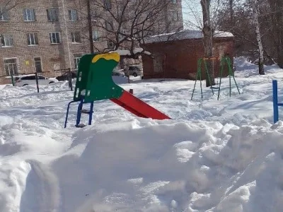 Где играть детям? В Стерлитамаке детскую площадку сделали местом для хранения снега